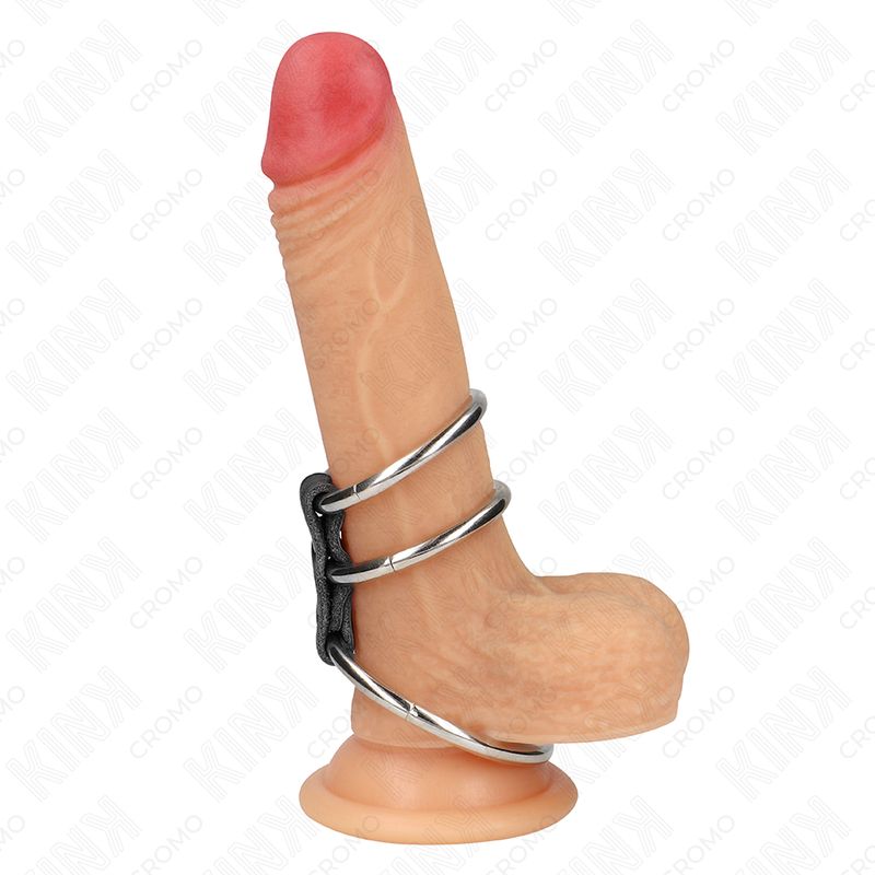 Penisring mit drei Metallringen und schwarzem Lederband. Gezeigt an einem realistischen Dildo.