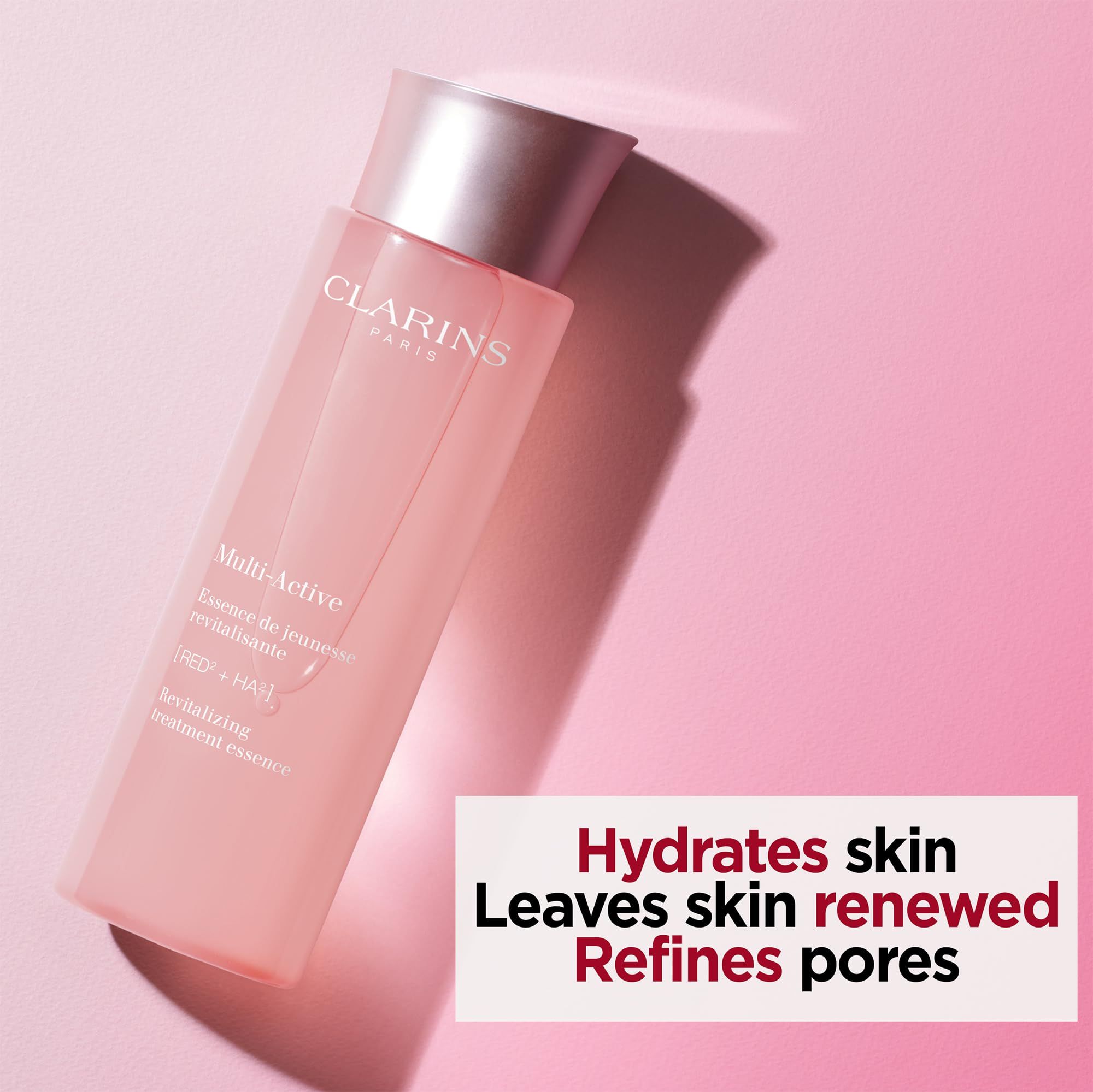 Clarins Multi-Active Essenz. Rosa Flasche mit silbernem Deckel. Text: Multi-Active, Revitalizing treatment essence. Schatten.