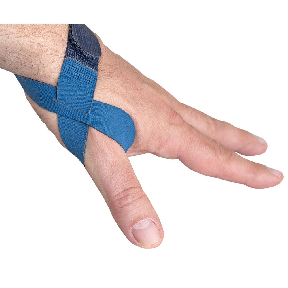 Blaues Tape am Daumen und Handgelenk. Das Tape ist um den Daumen gelegt und mit Klettverschluss am Handgelenk befestigt.