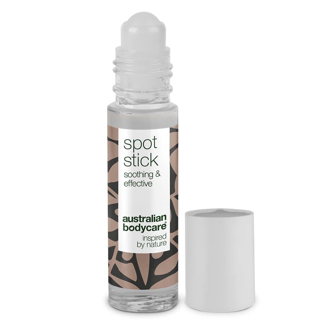 Klarer Roll-on-Behälter mit weißem Deckel. Aufschrift: Spot Stick, soothing & effective, Australian Bodycare.