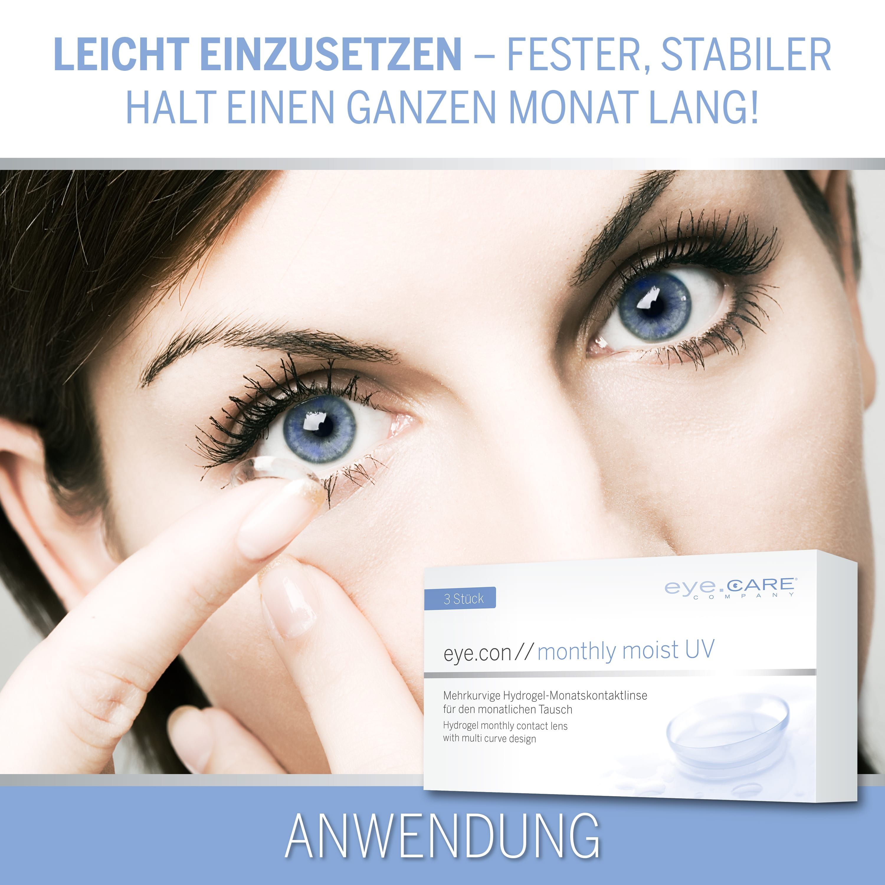 Nahaufnahme von Augen, eine Person setzt eine Kontaktlinse ein. Eine Packung eye.con monthly moist UV ist sichtbar.