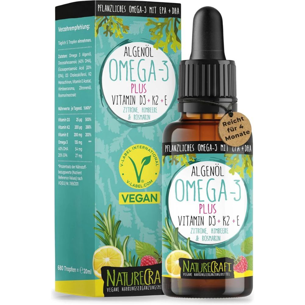 Braune Glasflasche mit Tropfer und Karton. Aufschrift: Algenöl Omega-3 Plus, Vitamin D3+K2+E. Vegan-Siegel. Zitrone, Himbeere, Rosmarin.