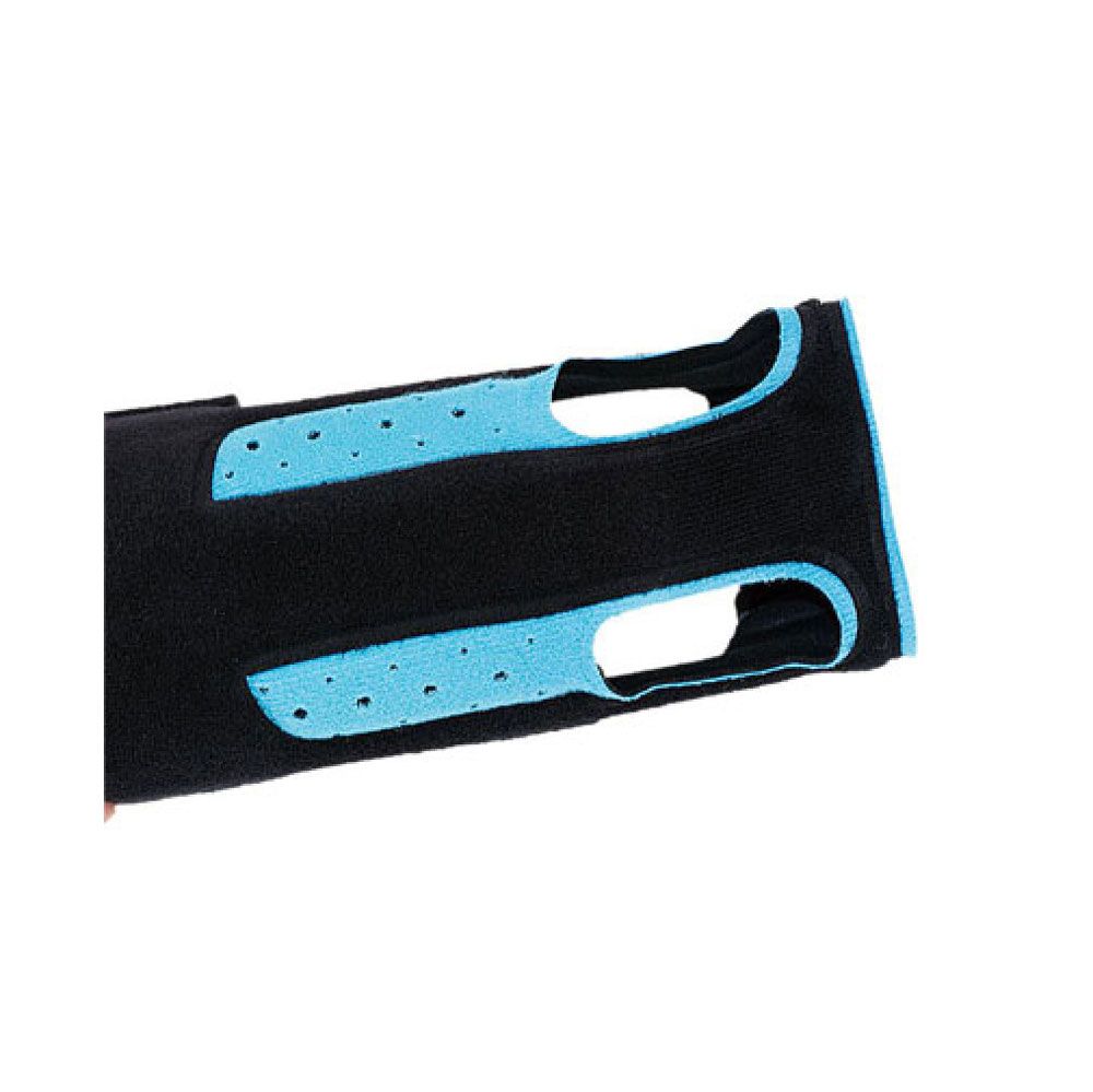 Nahaufnahme einer schwarzen Handgelenkorthese mit hellblauen Details. Zeigt Öffnungen und Klettverschluss.
