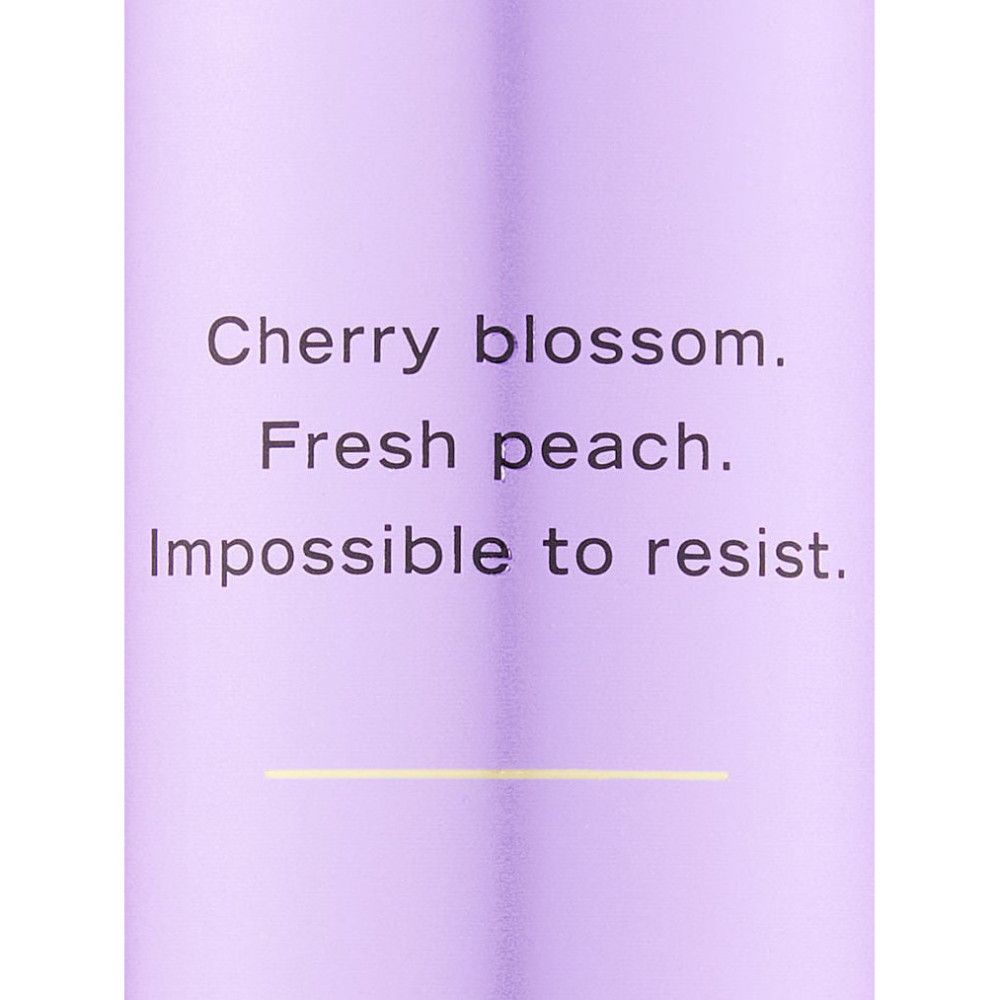 Nahaufnahme des Etiketts. Text: "Cherry blossom. Fresh peach. Impossible to resist."