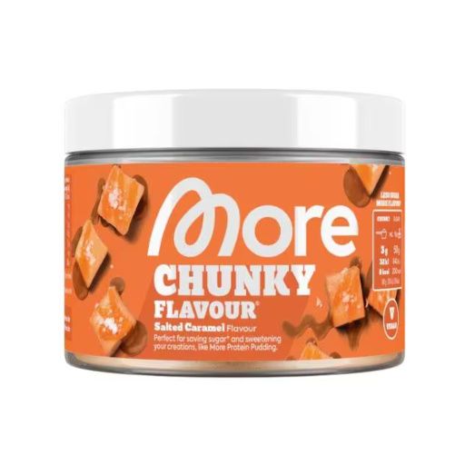 Behälter mit "More Chunky Flavour" Aufschrift. Orangefarbener Hintergrund mit Karamellstücken. Deckel weiß. Text: "Salted Caramel Flavour".