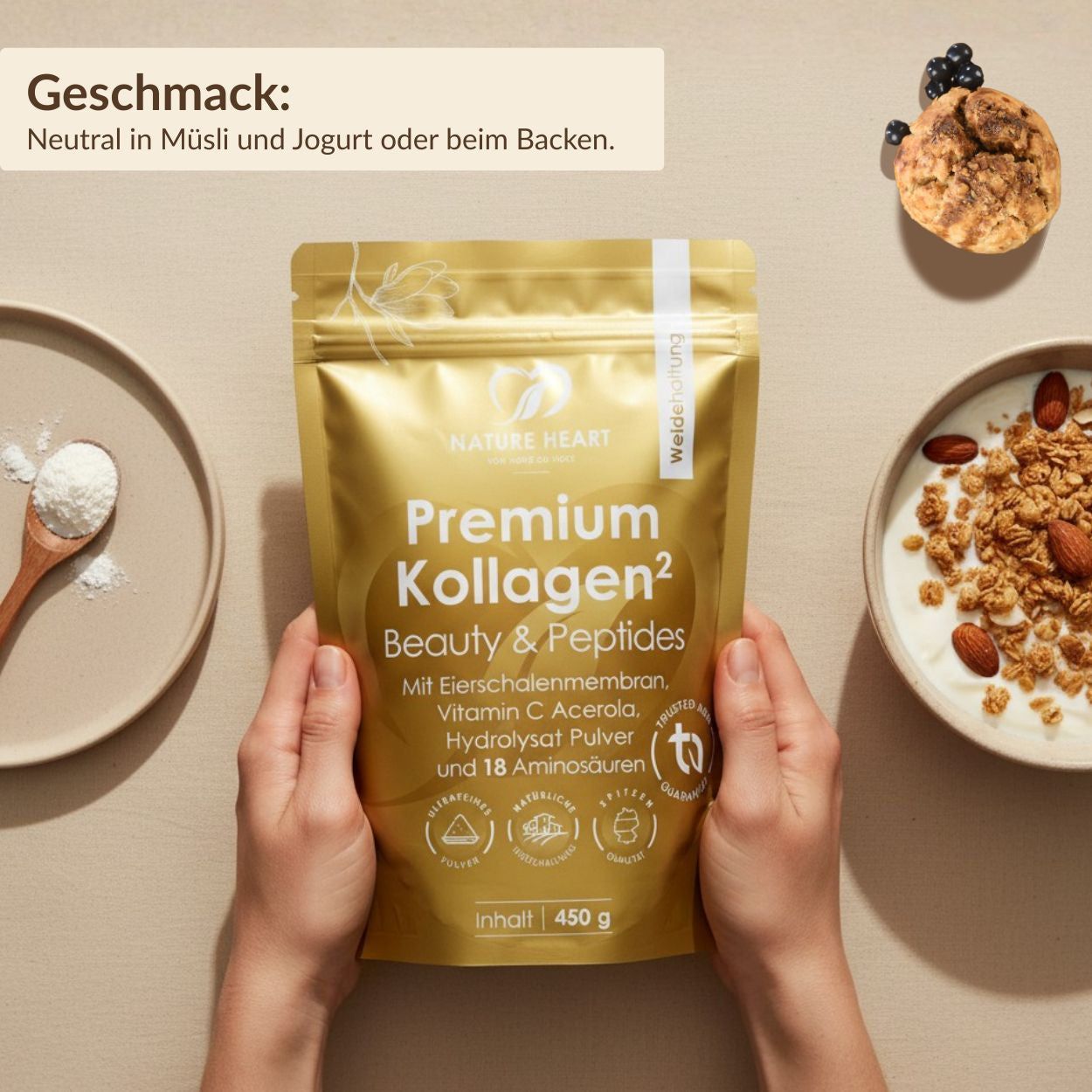 Hände halten "Nature Heart Premium Kollagen2"-Beutel. Auf Teller Müsli, Joghurt, Beeren. Löffel mit Pulver.