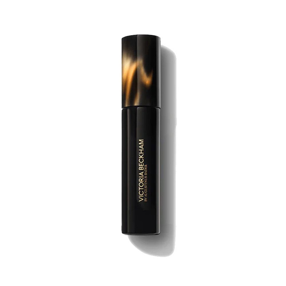 Schwarze Flasche mit braunem Deckel. Aufschrift: VICTORIA BECKHAM BY AUGUSTINUS BADER.