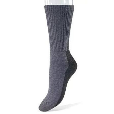 Graue Socke auf einem Schaufensterpuppenfuß. Geripptes Bündchen, zweifarbiges Design, isoliert.