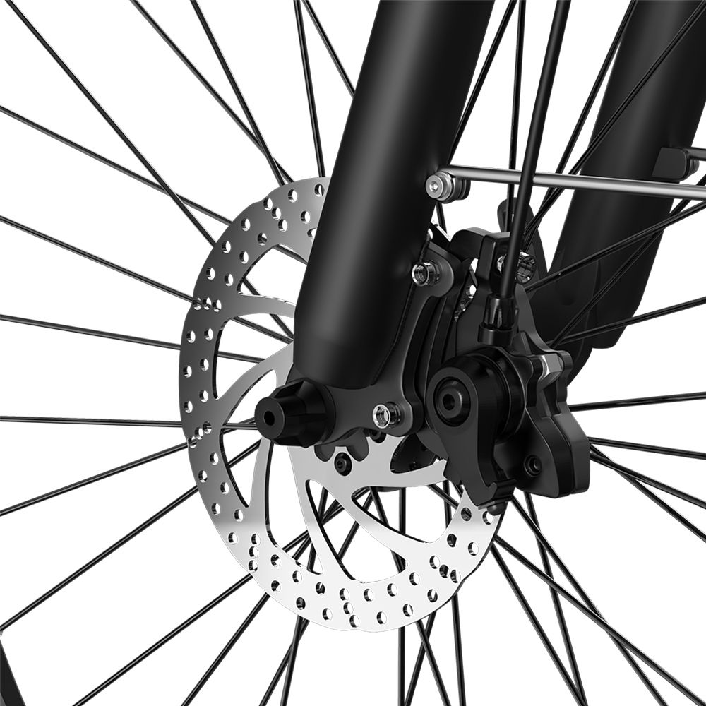 Nahaufnahme der Bremsscheibe und der Gabel eines schwarzen Elektrofahrrads. Bremsscheibe mit Löchern.