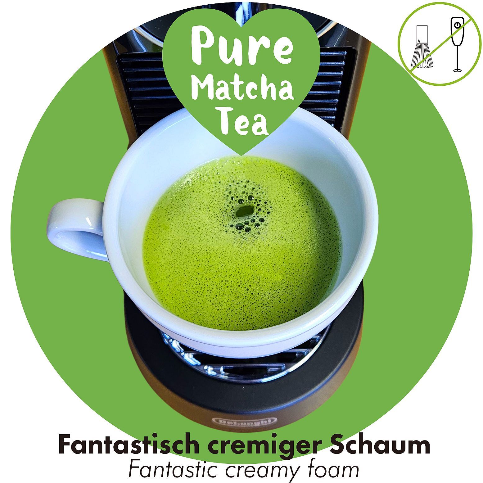 Tasse Matcha-Tee auf einer Kaffeemaschine. Text: Pure Matcha Tea, Fantastisch cremiger Schaum.