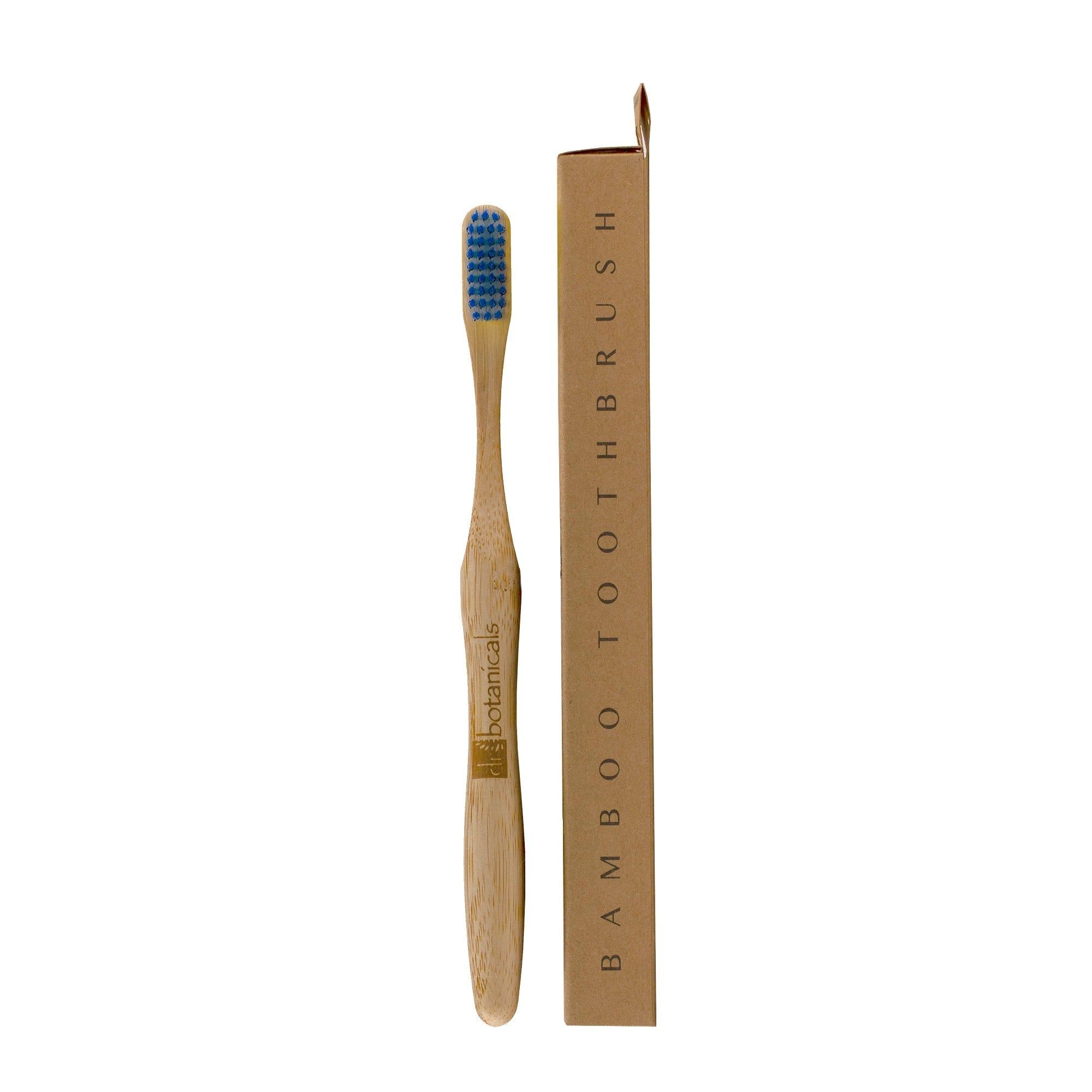 Bambus-Zahnbürste mit blauen Borsten und Verpackung. Aufschrift: Bamboo Toothbrush. Marke: Dr Botanicals.