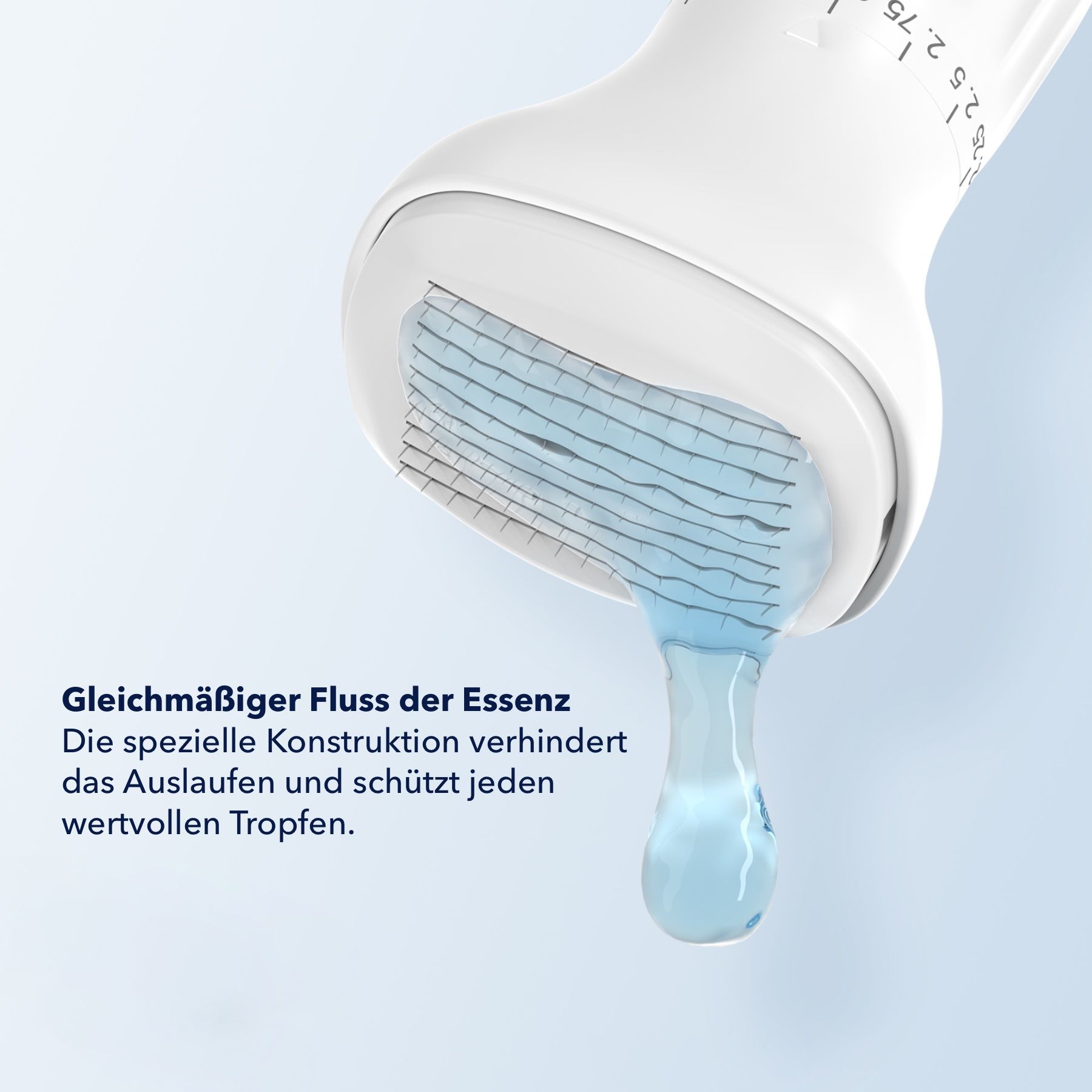 Nahaufnahme des Stempelkopfes. Flüssigkeit tropft ab. Spezielle Konstruktion verhindert Auslaufen. Schützt jeden Tropfen. Blauer Hintergrund.