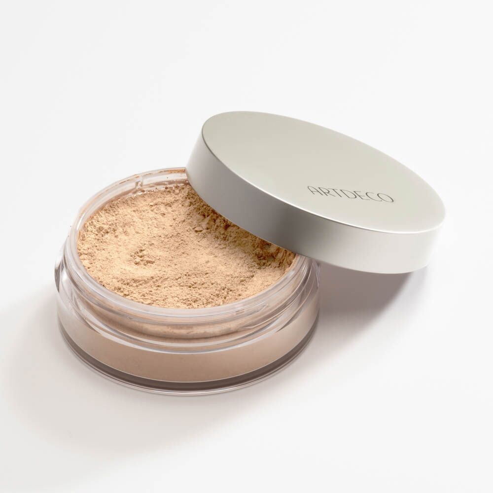 Artdeco Mineral Powder Foundation in Light Beige, offener Behälter mit silbernem Deckel.