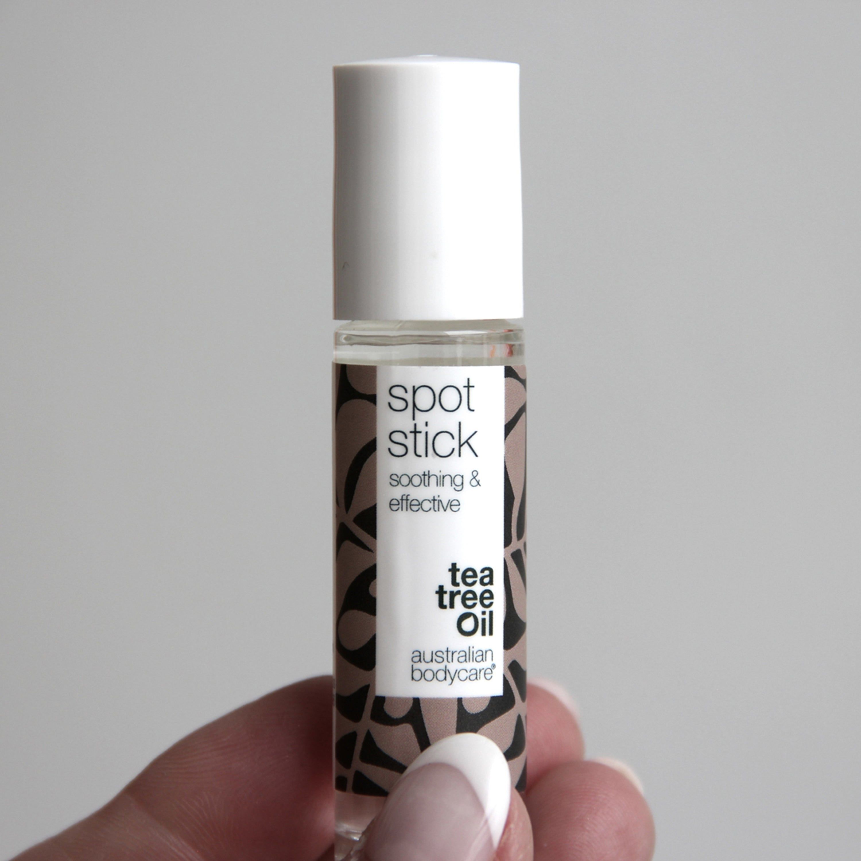 Roll-on-Stick mit weißem Deckel. Aufschrift: Spot Stick, soothing & effective, tea tree oil, Australian Bodycare.