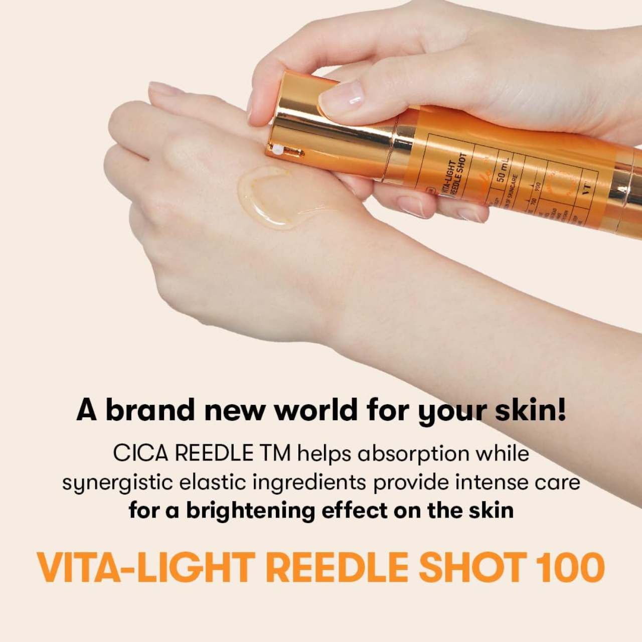 Hände halten goldfarbene Flasche "VITA-LIGHT REEDLE SHOT 100". Produkt wird auf die Haut aufgetragen.