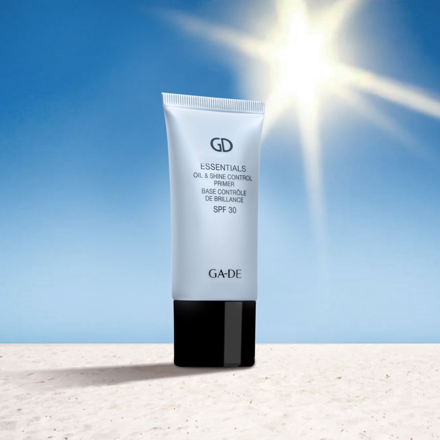 Primer-Tube vor sonnigem Hintergrund. Aufschrift: GD Essentials Oil & Shine Control Primer SPF 30. Schwarzer Verschluss.