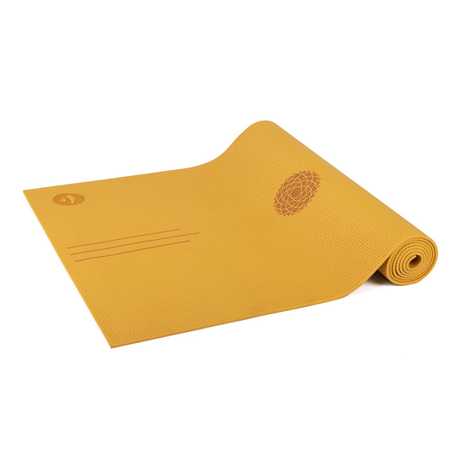 Gelbe Yogamatte, teilweise gerollt, mit Logo und Chakra-Symbol. Auf weißem Hintergrund.