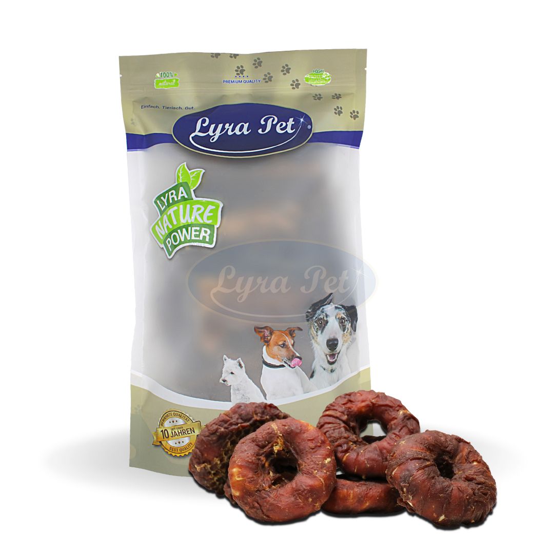 Lyra Pet Kauringe mit Entenbruststreifen. Transparente Verpackung mit Produkt, Logo und Hundeabbildung. Einige Ringe liegen davor.
