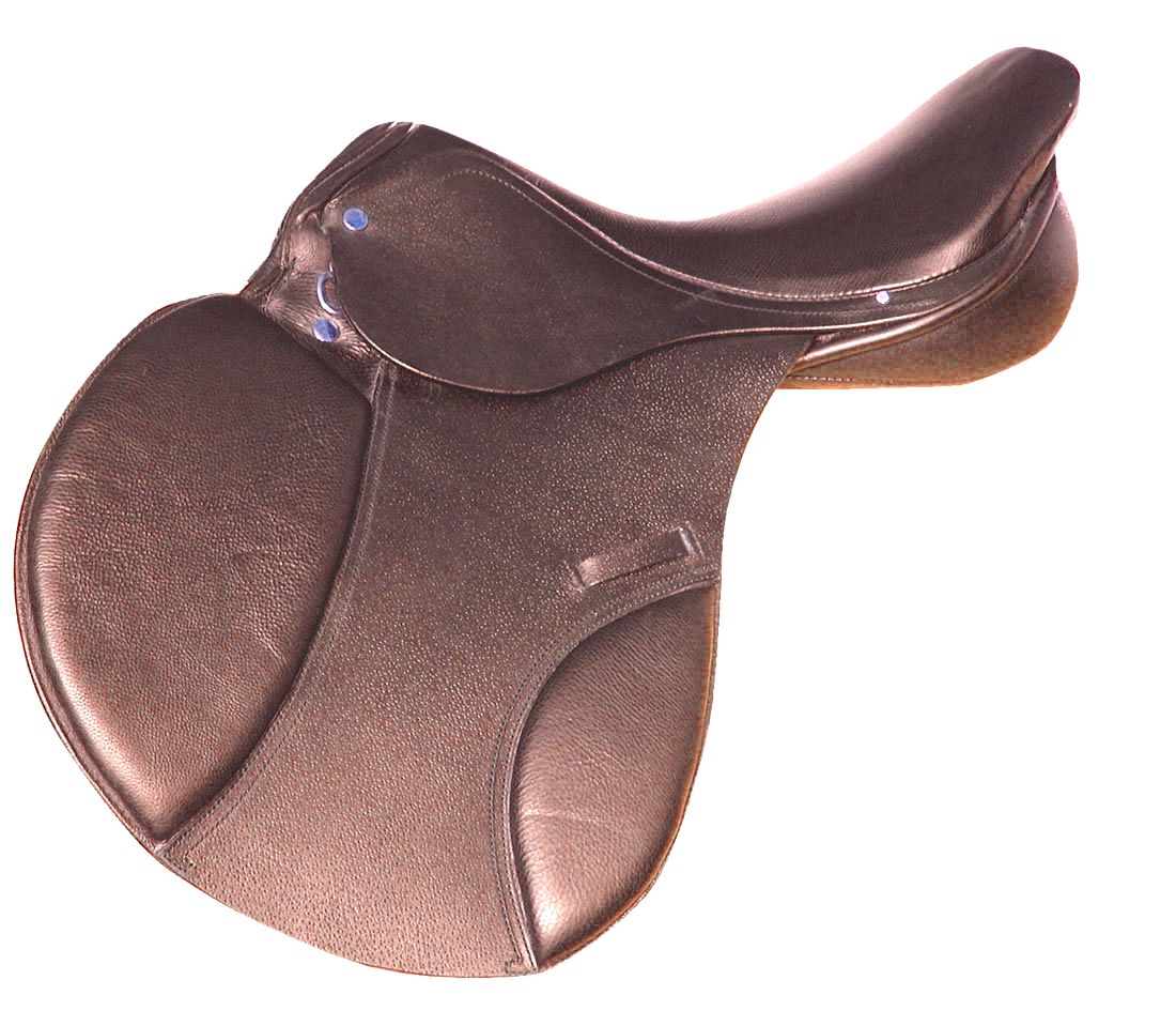 Schwarzer Sattel, Leder, mit Polsterung und Steigbügelhalterung. Seitenansicht, isoliert auf weißem Hintergrund.