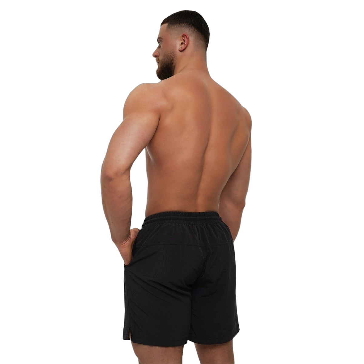 Rückansicht eines Mannes in schwarzen GymBeam Badeshorts mit Kordelzug und Taschen.