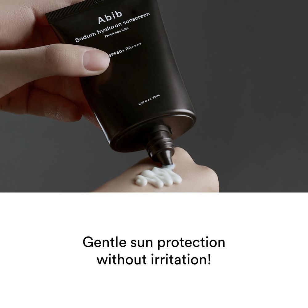 Hand drückt Produkt aus einer schwarzen Tube. Text: Sanfter Sonnenschutz ohne Irritationen!
