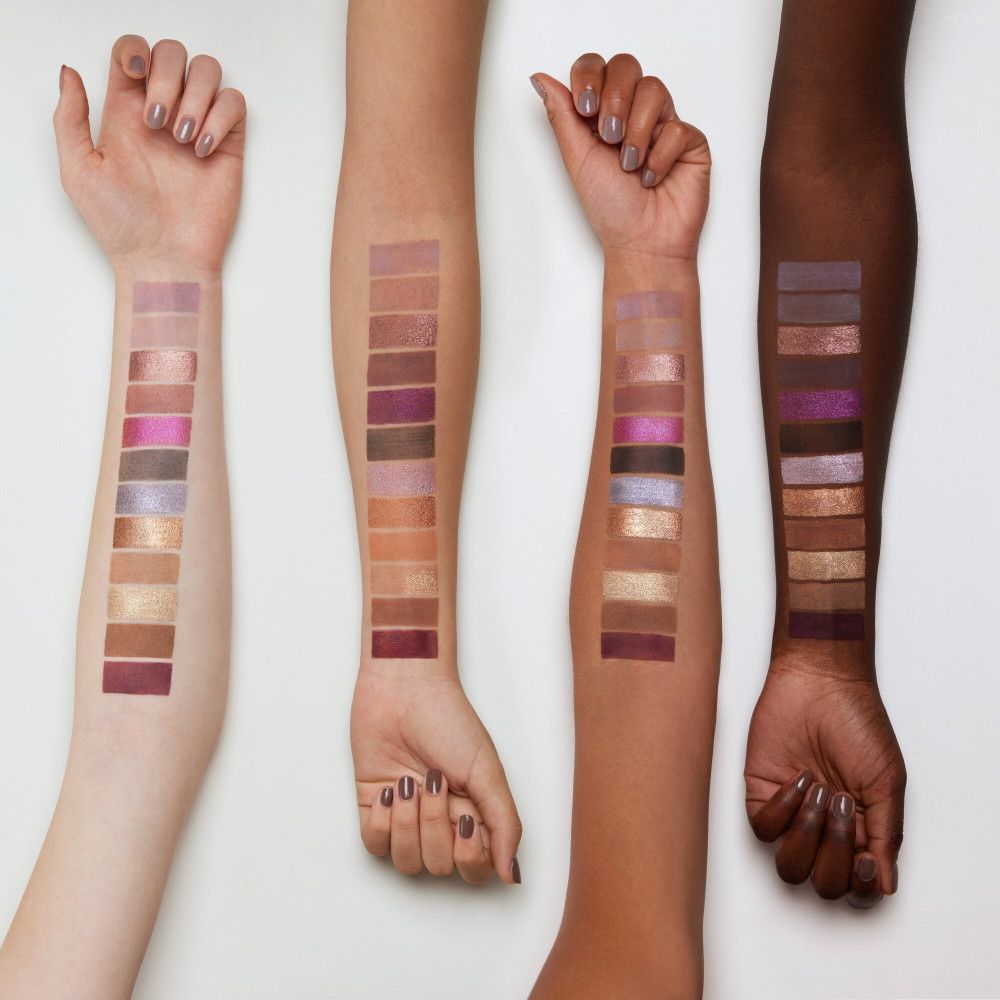 Arme mit Swatches von Lidschattenfarben. Verschiedene Hauttöne zeigen die Farben. 12 Farbtöne pro Arm.