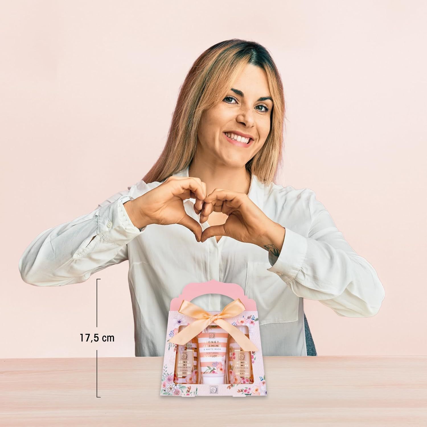 Frau formt Herz mit Händen. Geschenkbox mit Produkten. Maße: 17,5 cm.