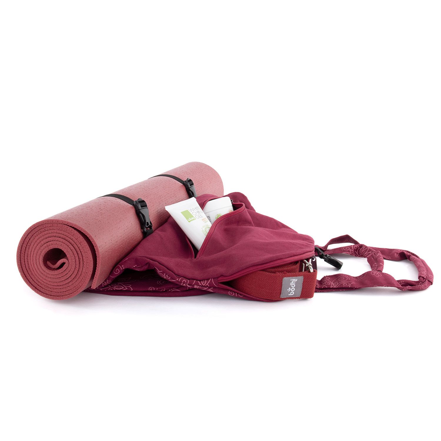 Beerenfarbene Yoga-Tasche mit Lotus-Muster. Yogamatte mit schwarzen Gurten befestigt. Zwei kleine Beutel.