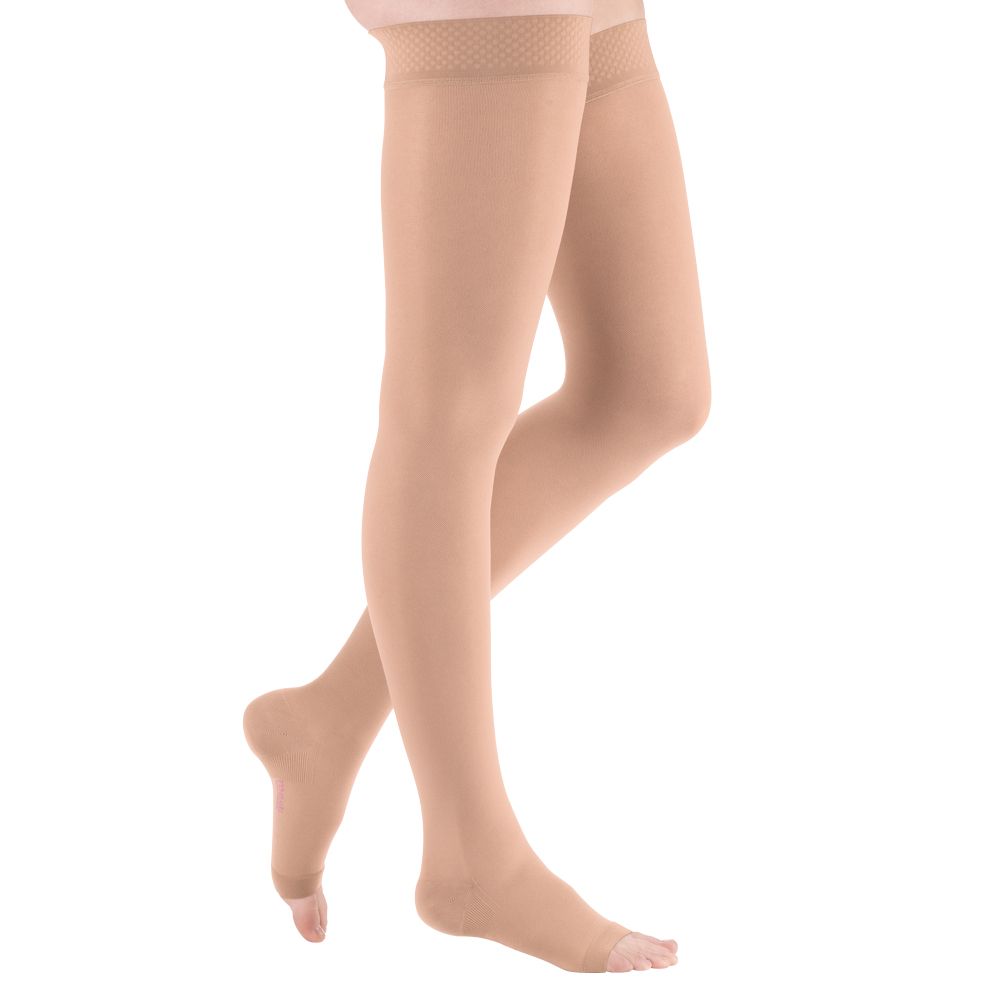 Beige mediven plus CCL1 AG Schenkelstrümpfe kurz (62-71 cm) o. Fußspitze. Strümpfe mit Haftband und offener Fußspitze.