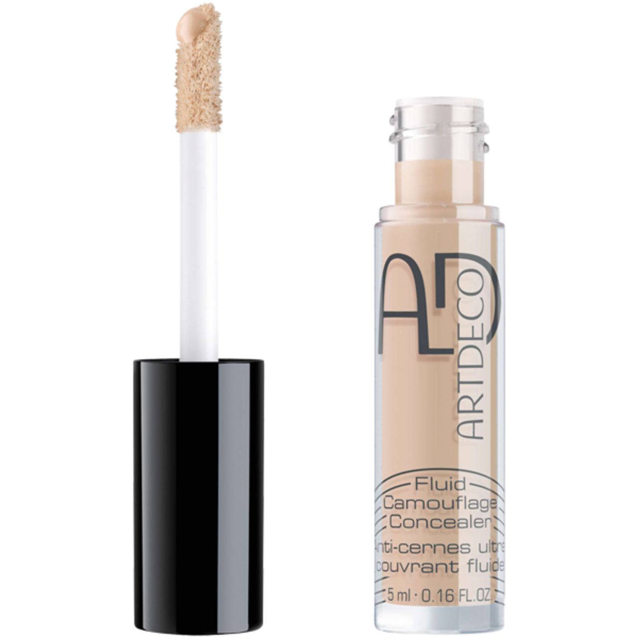 Artdeco Fluid Camouflage Concealer. Geöffnete Flasche mit Applikator. Beige Flüssig-Concealer, schwarzer Deckel, Produktbeschriftung.