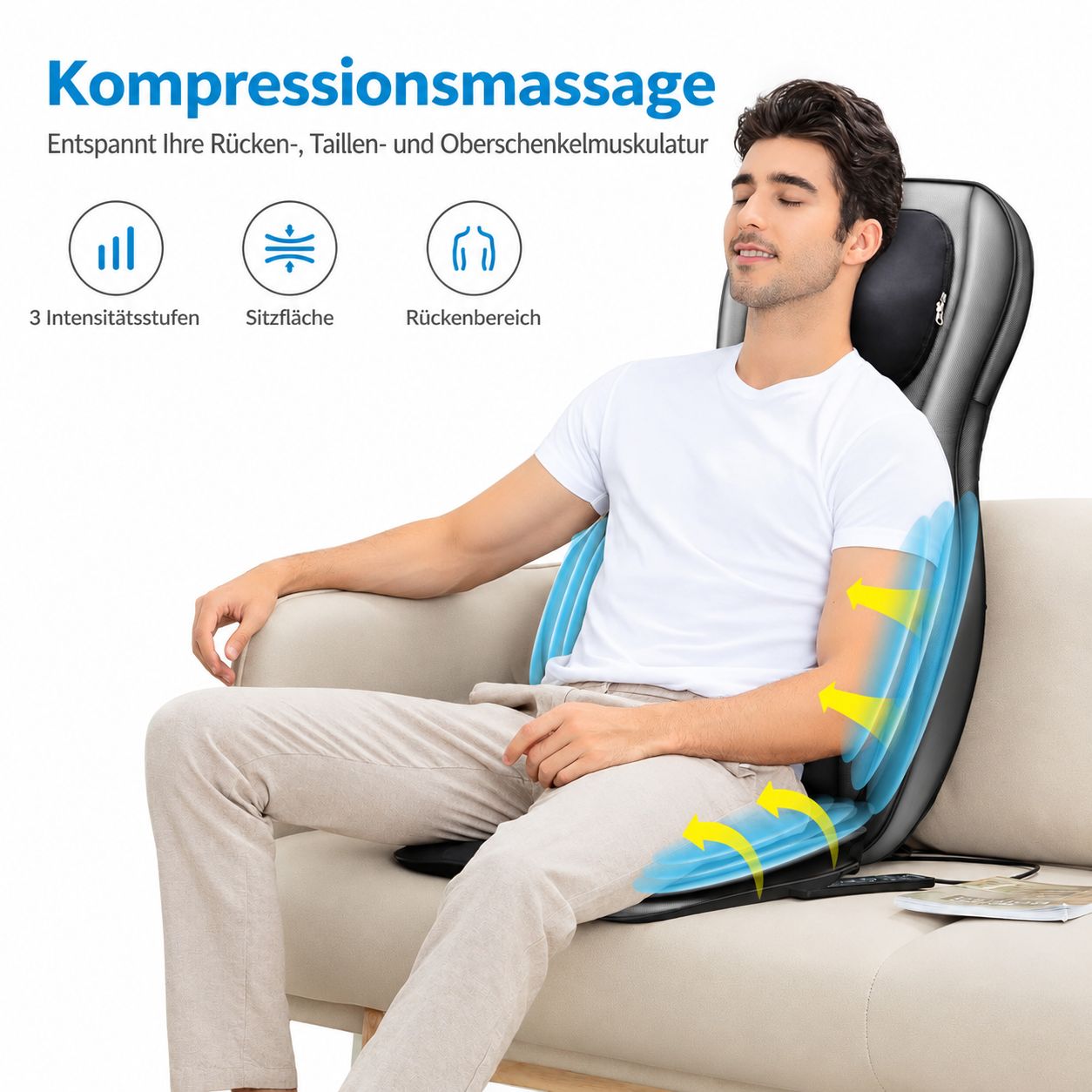 Mann entspannt auf einem Sofa mit einer Kompressionsmassage-Auflage für Rücken und Beine.