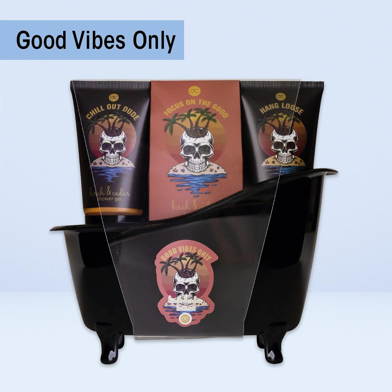 Set in schwarzer Badewanne. Enthält Duschgel, Badesalz und Bodylotion. Aufdruck: Totenkopf mit Palmen. Aufschrift: GOOD VIBES ONLY.