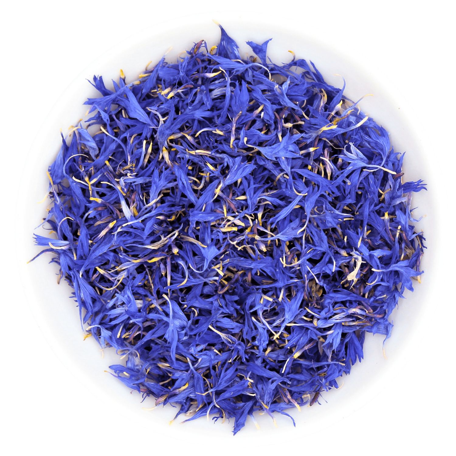 Weiße Schale gefüllt mit blauen Blütenblättern. Blütenblätter mit gelben Akzenten. Nahaufnahme, Draufsicht.