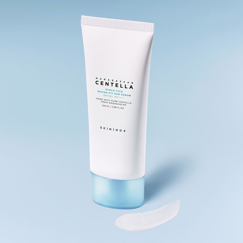 Weiße Tube mit Creme daneben. Aufschrift: MADAGASCAR CENTELLA HYALU-CICA WATER-FIT SUN SERUM. Marke SKIN1004.