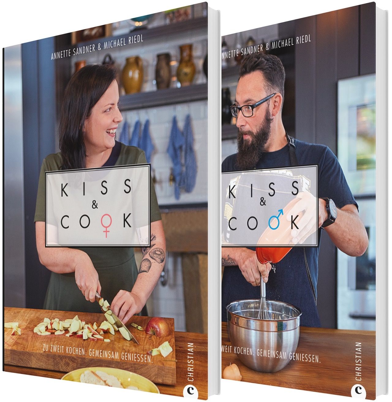 Zwei Kochbücher, "Kiss & Cook", zeigen ein Paar beim Kochen. Titel und Autoren sind sichtbar. Verlag: Christian.