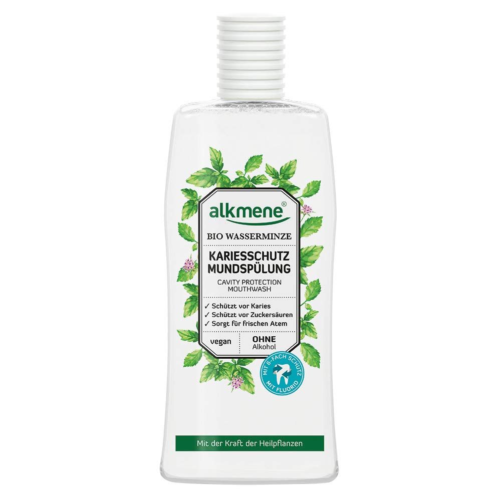 Klare Flasche mit weißem Deckel. Aufschrift: alkmene BIO WASSERMINZE KARIESSCHUTZ MUNDSPÜLUNG. Mit Pflanzenmotiven und Logos.