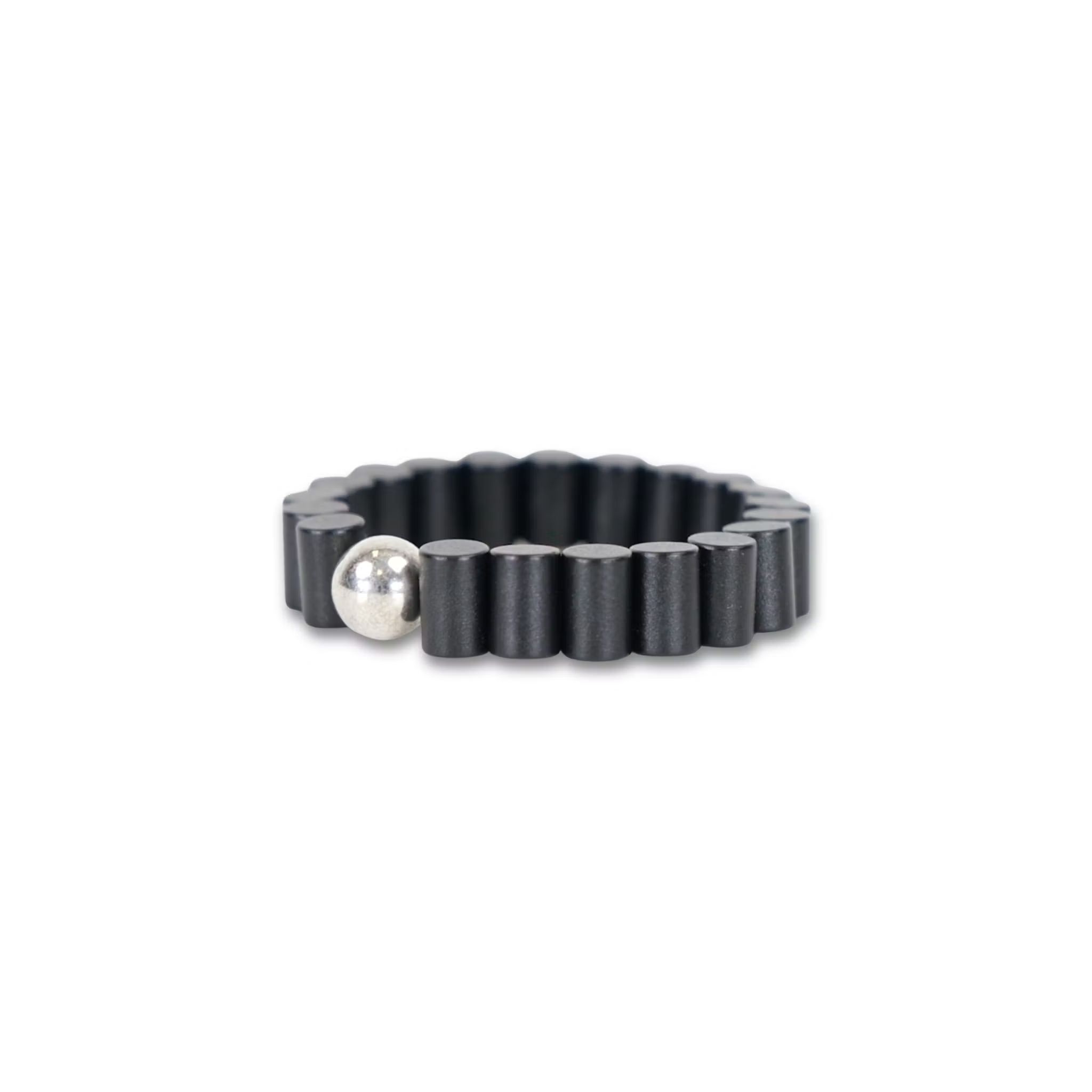 Schwarzer Ring mit zylindrischen Elementen und silberner Kugel. Wellness-Produkt.