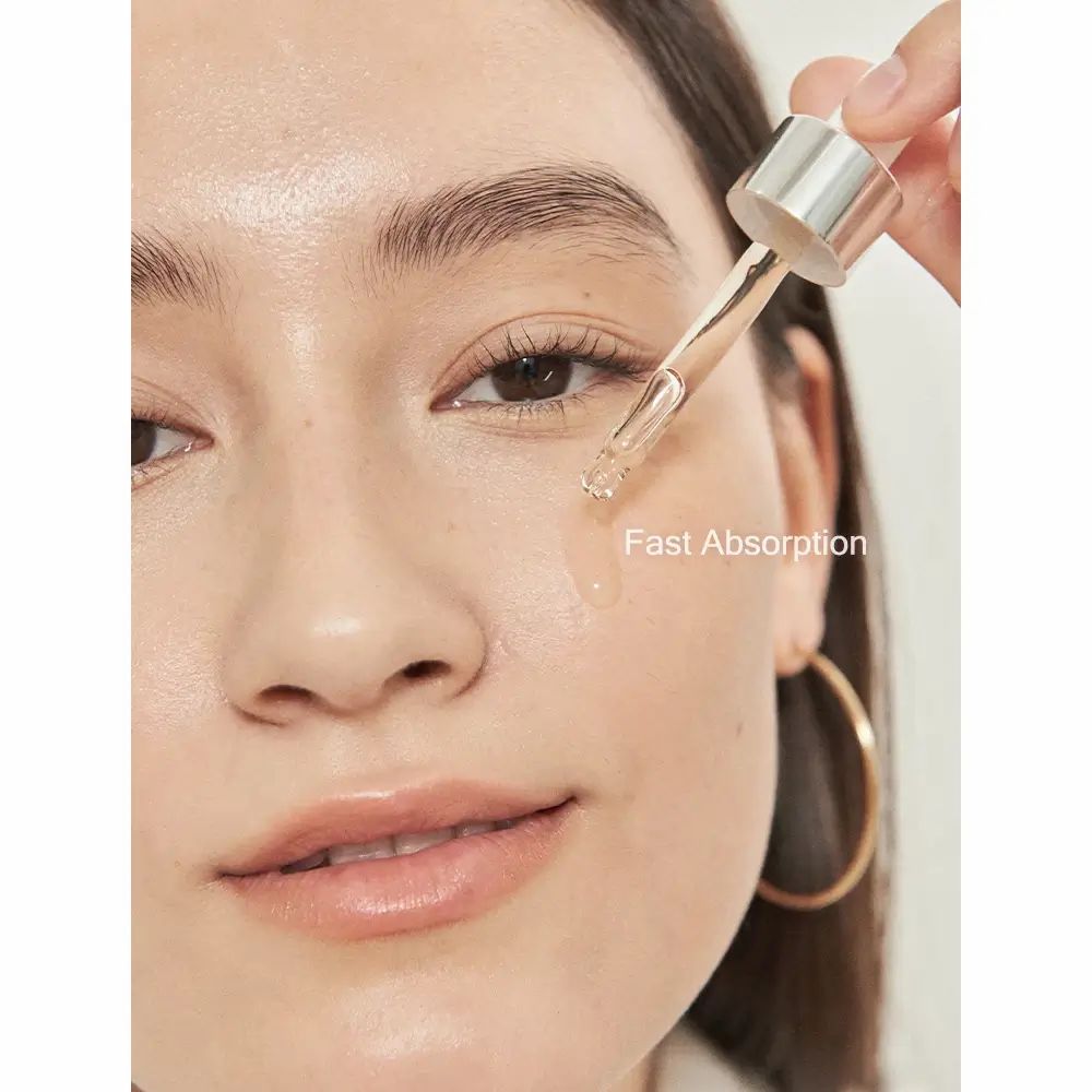 Frau mit Serum-Applikator. Aufschrift: Fast Absorption.