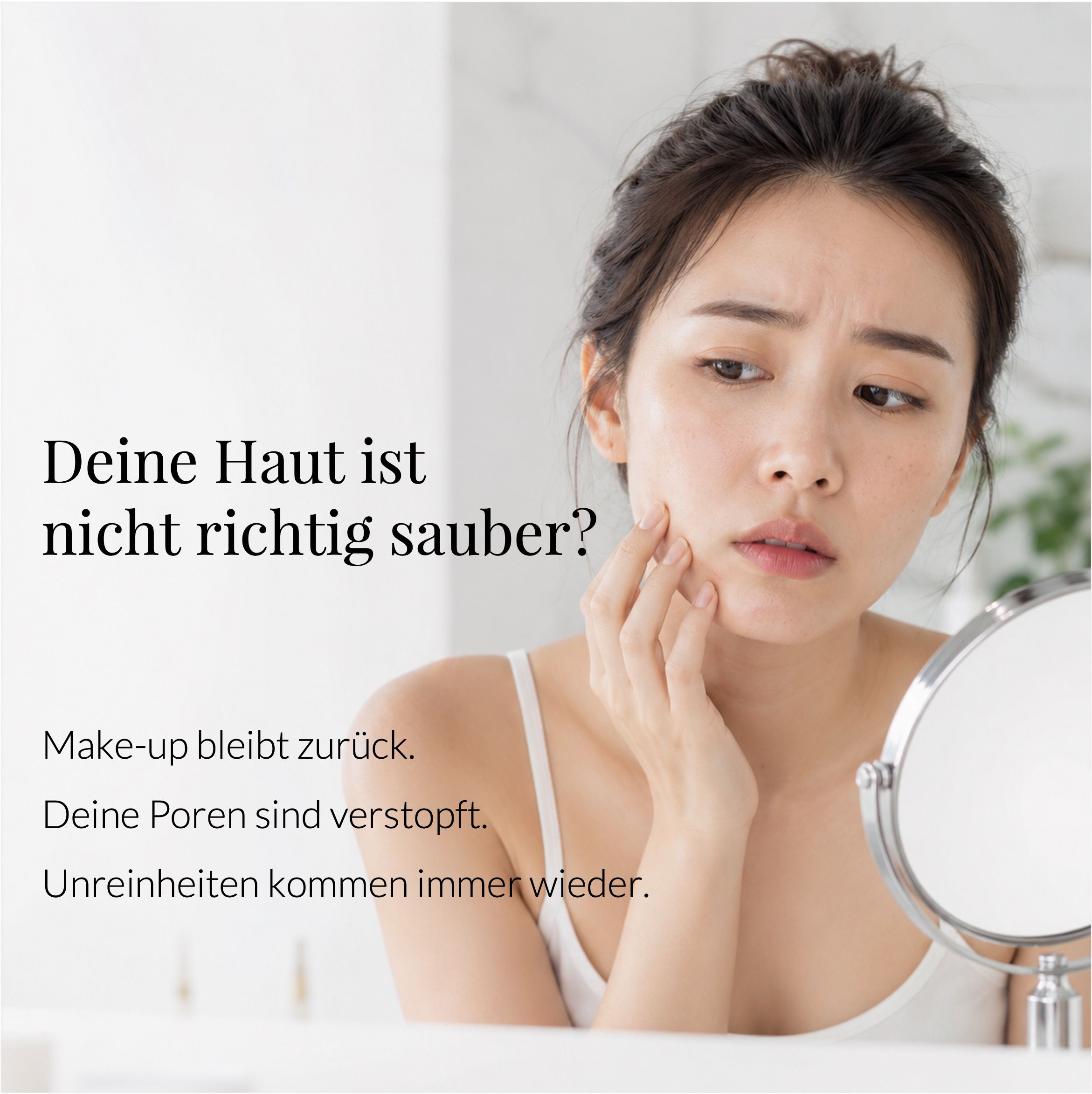Frau mit Spiegel. Text: Deine Haut ist nicht richtig sauber? Unreine Haut.