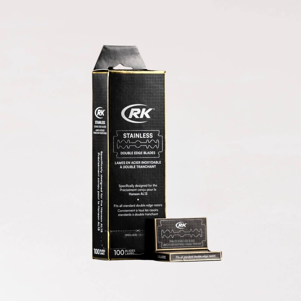 Schwarze Verpackung mit Rasierklingen. Aufschrift: RK, Stainless, Double Edge Blades. 100 Klingen.