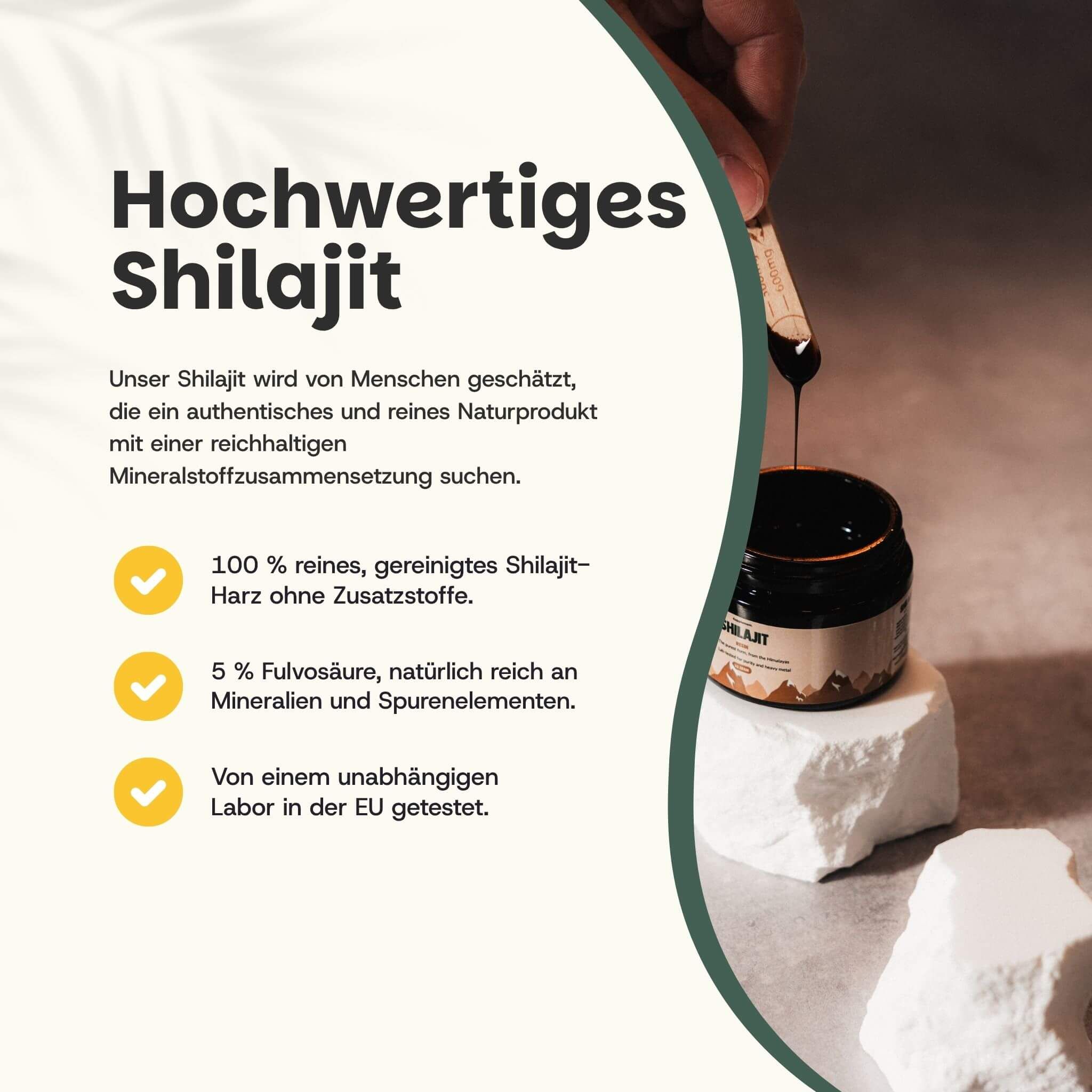 Shilajit-Harz auf weißem Podest. Schwarzes Harz wird mit einem Spatel entnommen. Glas und Wasserglas.