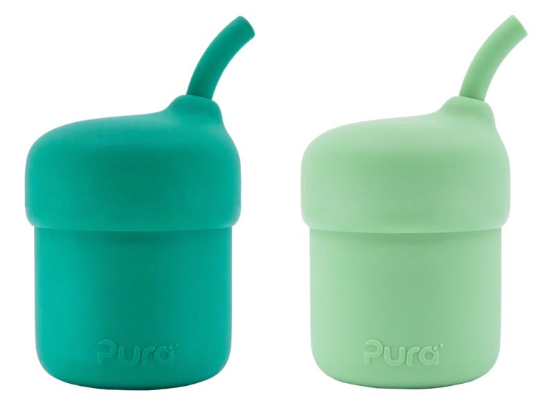 Zwei Silikon-Trinkbecher in Mint und Moosgrün. Jeder Becher hat einen Deckel mit Strohhalm und das Logo Pura.