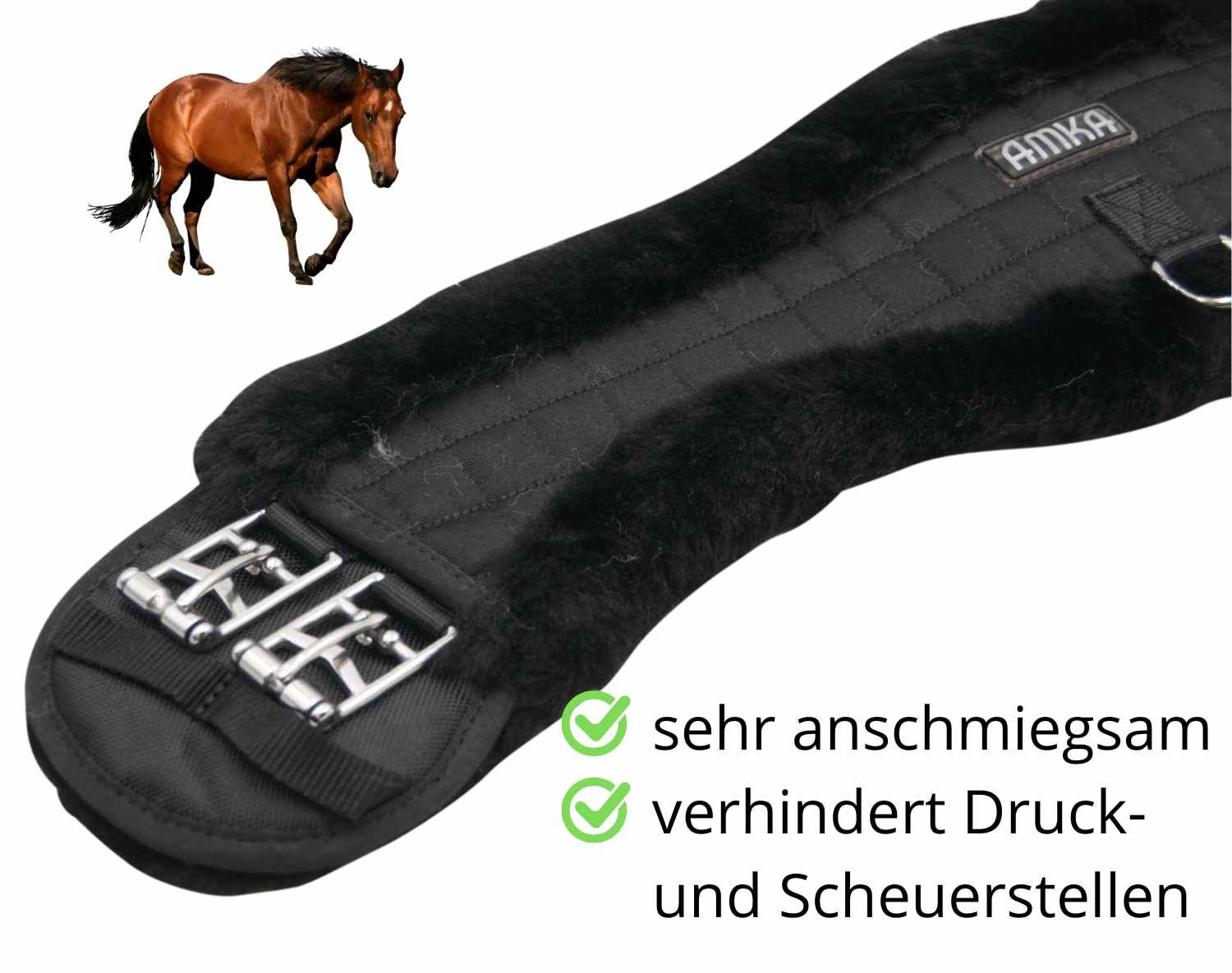 Schwarzer AMKA Dressurgurt mit Fell und Schnallen. Text: 'AMKA'.