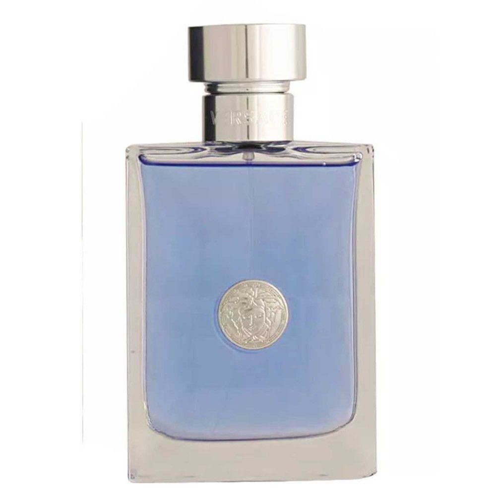 Versace Pour Homme Eau de Toilette Spray. Blaue Flüssigkeit in quadratischer Glasflasche mit silbernem Verschluss.