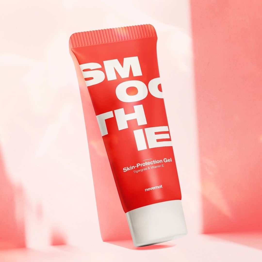Rote Tube mit weißem "SMOOTHIE" Aufdruck. Text: Skin-Protection Gel. Marke: nevernot. Auf rosa Hintergrund.