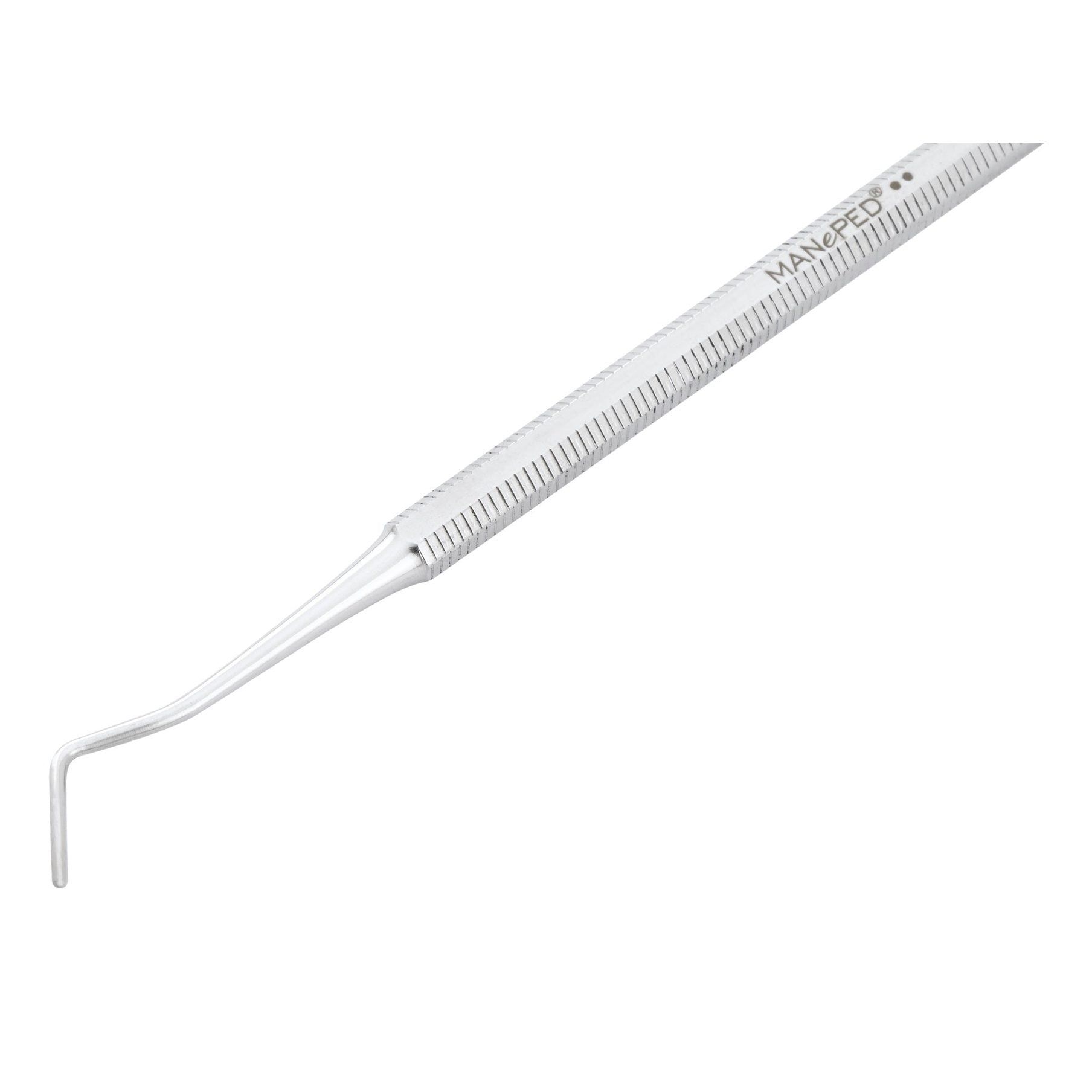 MANePed Nagelreiniger. Edelstahl, silberfarben. Einseitig gebogen, spitz zulaufend. Geriffelte Oberfläche.