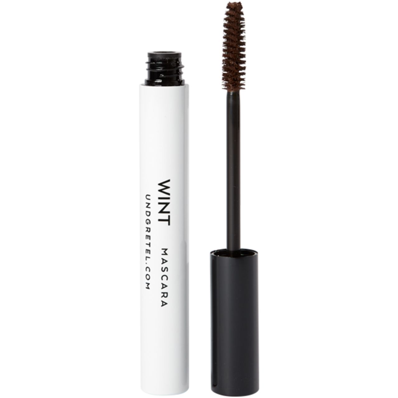 Mascara-Tube mit Bürste. Weißes Tube mit schwarzem Deckel. Bürste mit braunen Borsten. Text: WINT, UNDGRETEL.COM, MASCARA.
