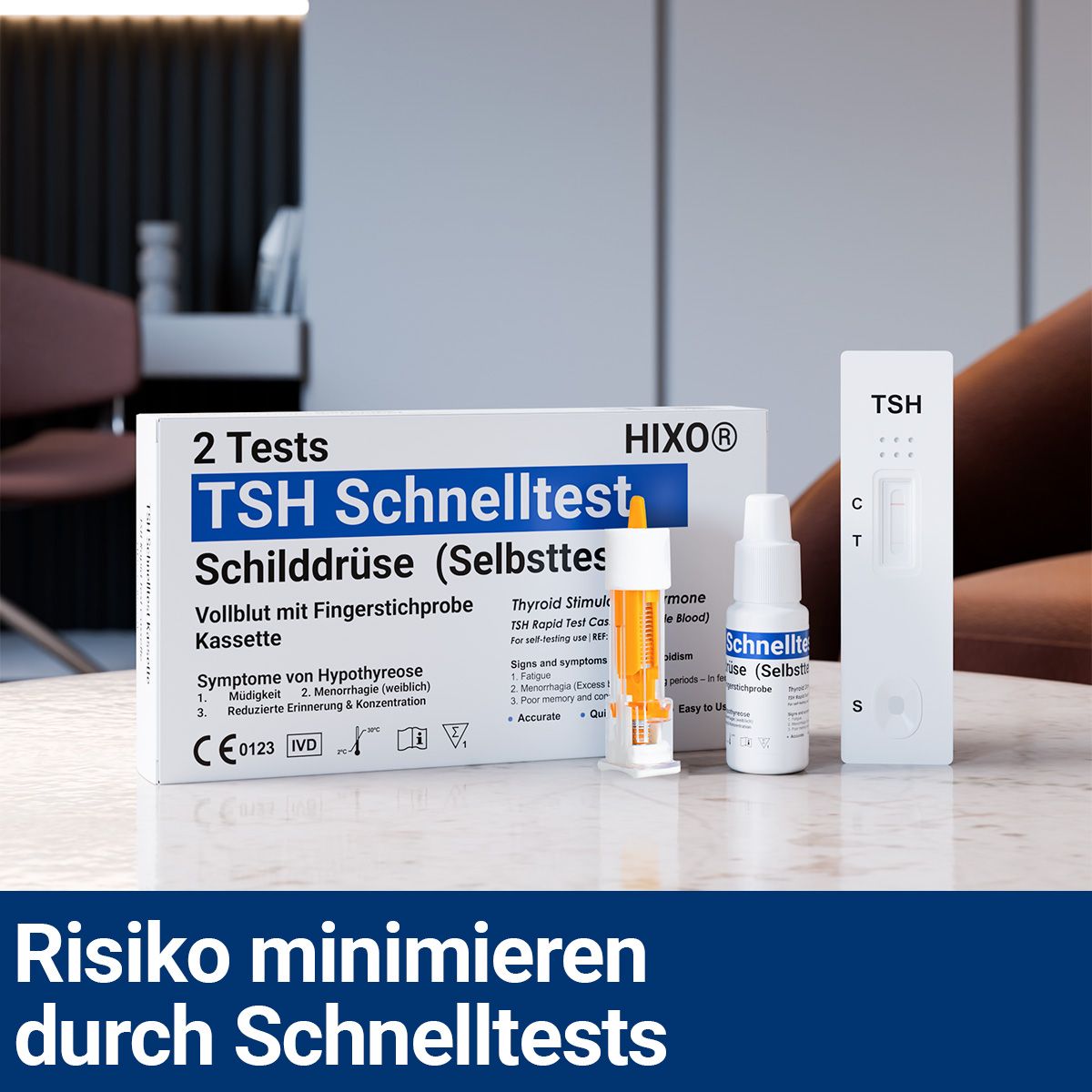 Produkt-Set mit Testkassette, Fläschchen und Zubehör. Aufschrift: HIXO TSH Schnelltest Schilddrüse (Selbsttest). Auf Tisch platziert.
