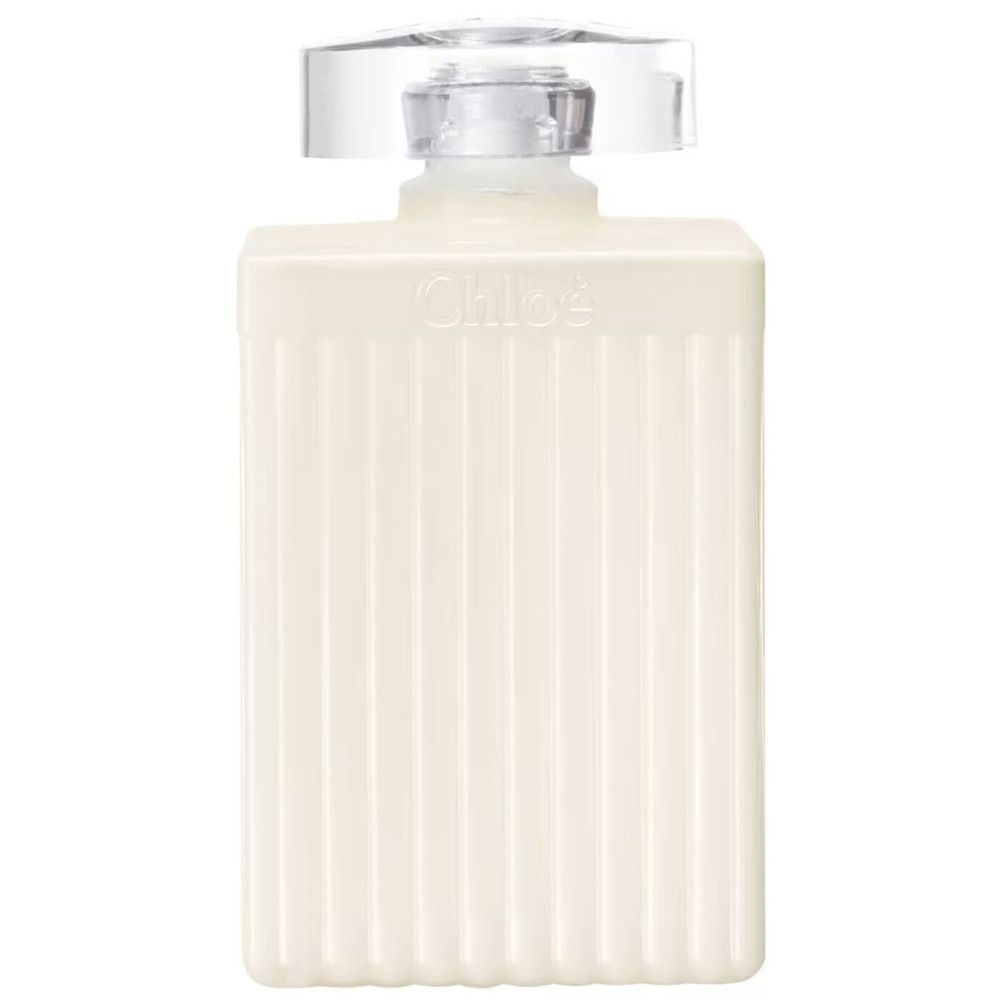 Weiße Körperlotion-Flasche mit geripptem Design und transparentem Deckel. Chloe-Logo oben.