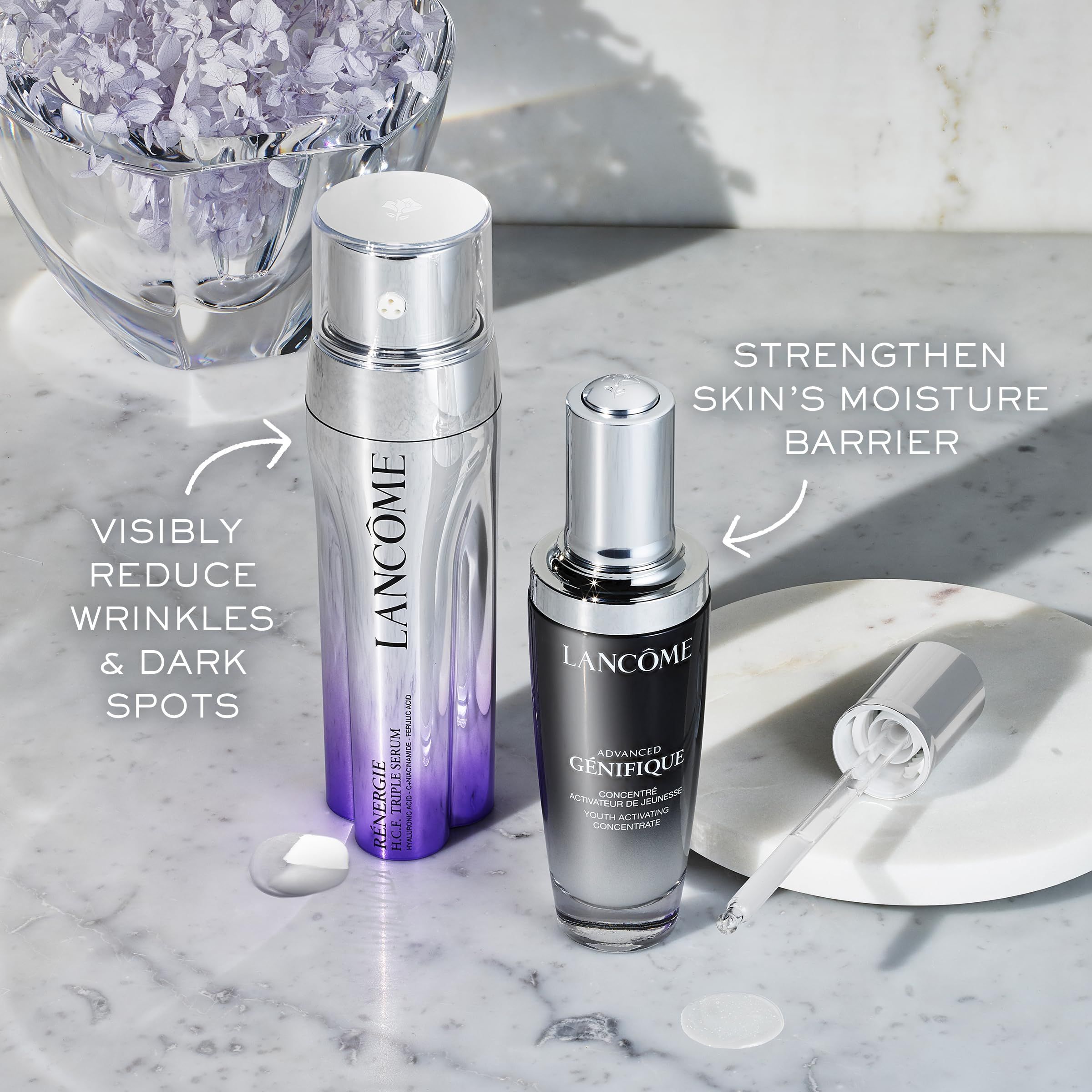Zwei Serumflaschen. Aufschrift: Lancôme, Rénergie H.C.F. Triple Serum und Génifique. Pfeile zeigen auf die Produkte.
